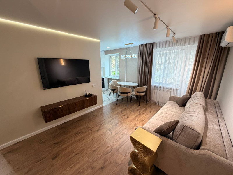 Фото Продам 2- к квартиру в центре Луганска с евро ремонтом