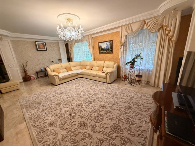 Фото Продам 3- х этажный таунхаус