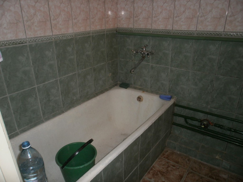 Фото Сдам в Центре Луганска ул. Титова 2 ком.кв. Есть косметич. ремонт,  автономное отопление значит будет тепло и экономно