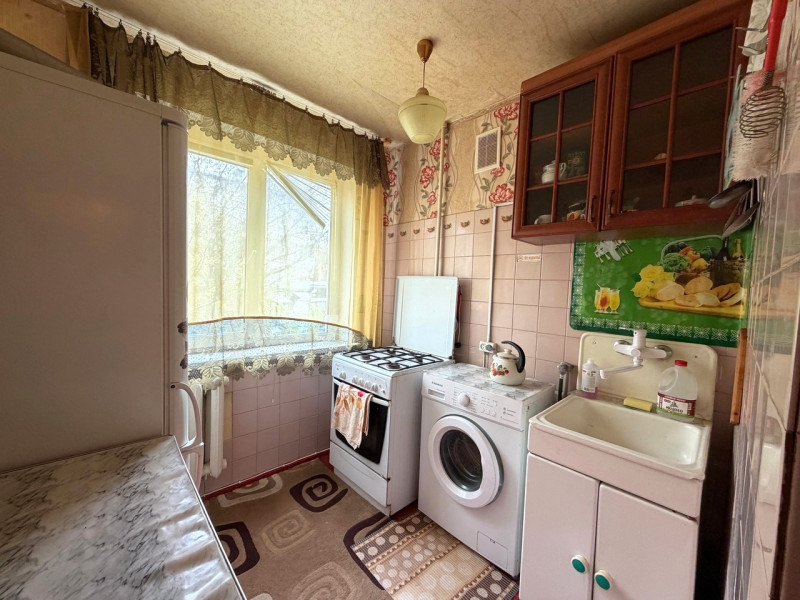 Продам 2-комн. кв. Комарова, р-н СМ Семья, 2/5 эт