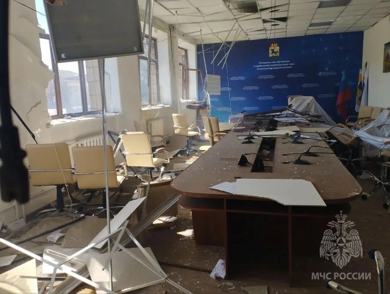 В результате атаки БПЛА в ЛНР загорелось административное здание, эвакуированы 50 человек, пострадали двое прохожих