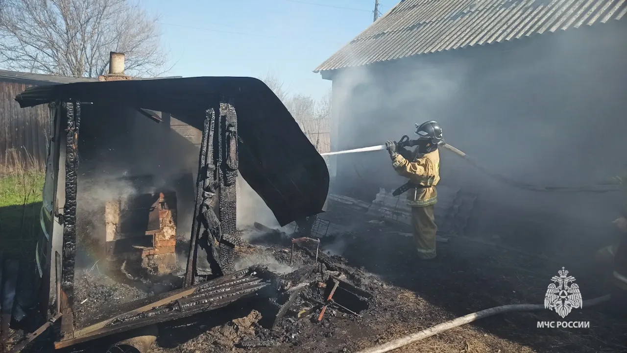 Спасатели ликвидировали загорание на частном жилом подворье в пгт. Юрьевка
