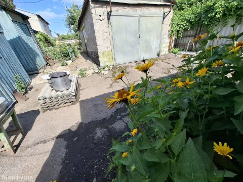 Продам хороший и ухоженный дом с гаражом в центре  ниже 11-поликлиники,по ул Профессиональной,