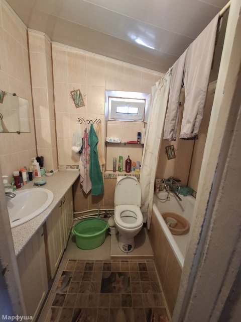 Продам хороший и ухоженный дом с гаражом в центре  ниже 11-поликлиники,по ул Профессиональной,