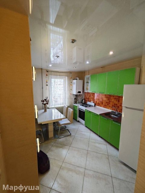 Продам 4-х комн квартиру с авт отоп в городе Луганск квартал Заречный