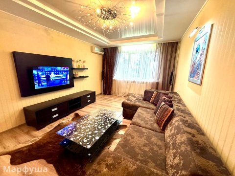 СДАМ ПОСУТОЧНО ЦЕНТР 2х КОМН. ЛЮКС на ул Зозулина В Н  (ниже Кристалла)  с АО.  Отчетные документы!