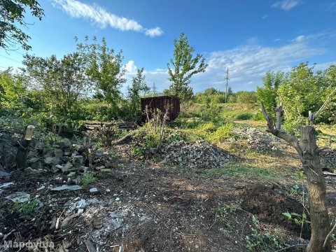 Продам в Луганске в Жовтневом р-не, р-он РУВД , домостроение требующее ремонта.