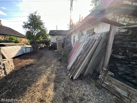 Продам в Луганске в Жовтневом р-не, р-он РУВД , домостроение требующее ремонта.