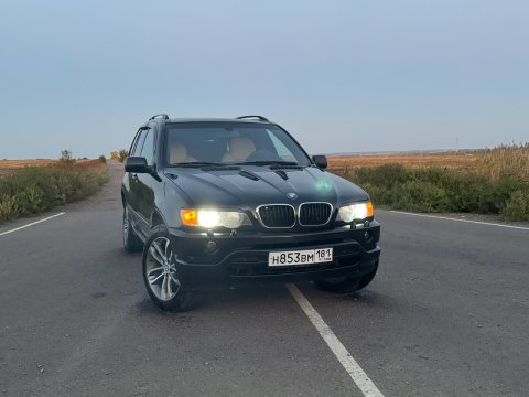 Продается BMW X5 E53 2003 года - идеальное состояние, мощный бензиновый двигатель 3.0, полный пакет опций!