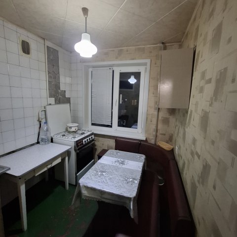 Сдам 2-х комнатную квартиру по Яблочной 4/5-эт,за кафе Терем,и супермаркета Спар,в р-не кв.Молодежного,