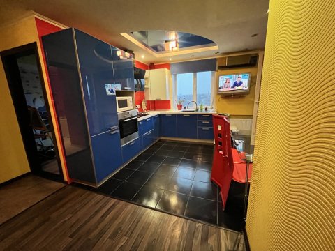 Продам 3- к квартиру на 26 Бакинских Комиссаров (р- н Владимирского собора)