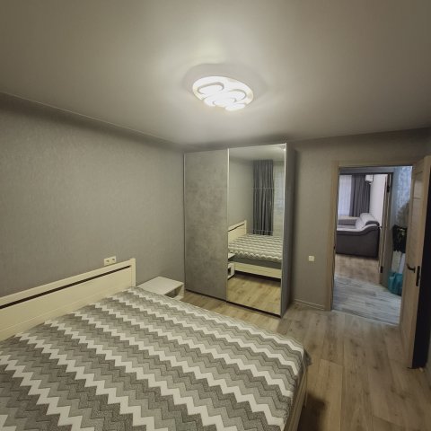 Продам 2-х комнатную квартиру на кв Комарова д.12,в р-не стр.Маг.Перестройка 5/5-эт.После кап.ремонта.