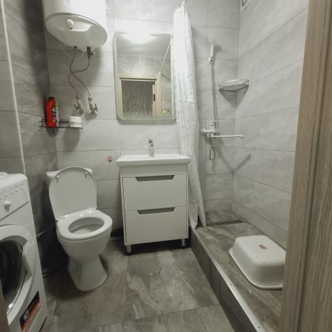 Продам 2-х комнатную квартиру на кв Комарова д.12,в р-не стр.Маг.Перестройка 5/5-эт.После кап.ремонта.