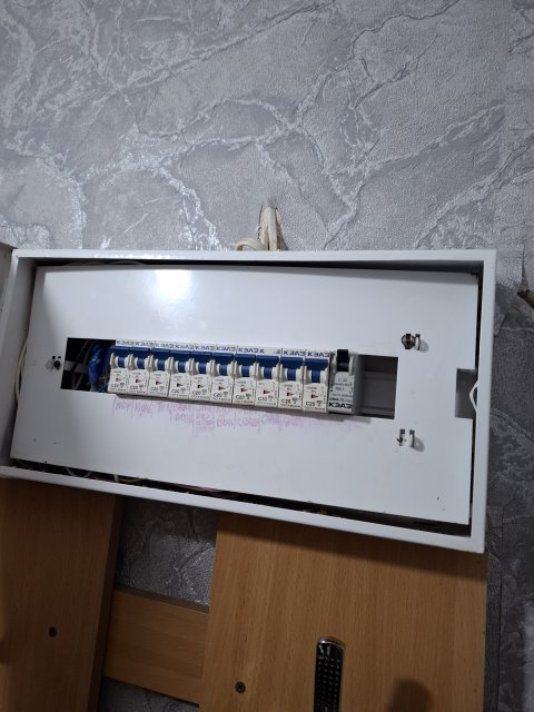 Продам 2 комнатную квартиру на кв. Ватутина 2 этаж