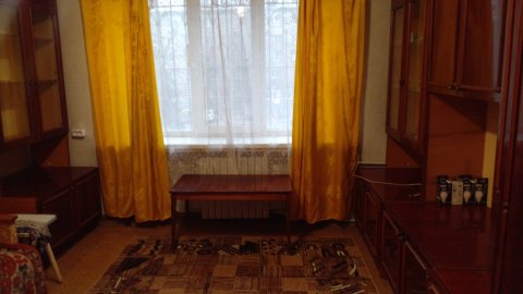 Сдам Полугостинку на кв Жукова 2/5-эт,кирп.дом,через дорогу от Машинститута.Цена 20.000рублями+небольшие коммун.усл.