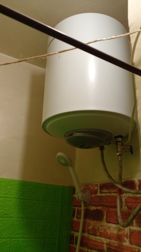 Сдам Полугостинку на кв Жукова 2/5-эт,кирп.дом,через дорогу от Машинститута.Цена 20.000рублями+небольшие коммун.усл.