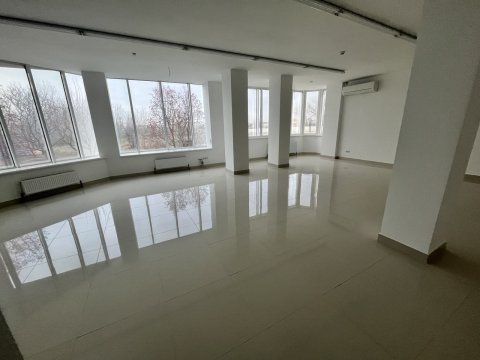 Продам коммерческие помещения в ЖК Оксфорд 4