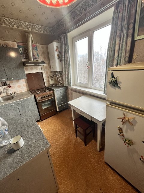 Продам 4- к квартиру на кв. Солнечном 10