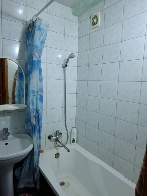 Продам 2 комнатную квартиру кв. Комарова 3