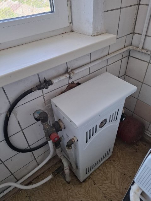 Продам 2х  комнатную квартиру с АВТОНОМНЫМ отоплением в п. Металлист 7