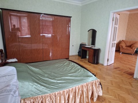 Продам 4 комнатную квартиру, сталинку с АО  в центре Луганска 5