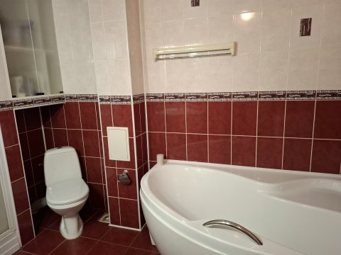 Продам 4 комнатную квартиру, сталинку с АО в центре Луганска