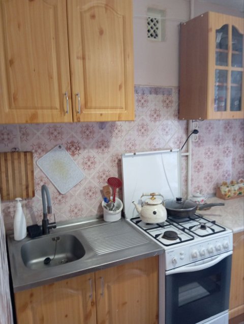 Сдам в Луганске восток район Соц. обеспечения и СШ№42  2 комн. кв-ру кв. Волкова. 7