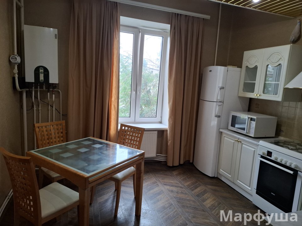 Продам 4 комнатную квартиру, сталинку с АО  в центре Луганска