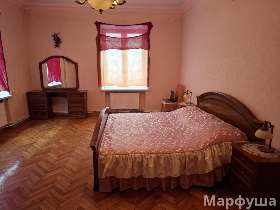 Продам 4 комнатную квартиру, сталинку с АО  в центре Луганска