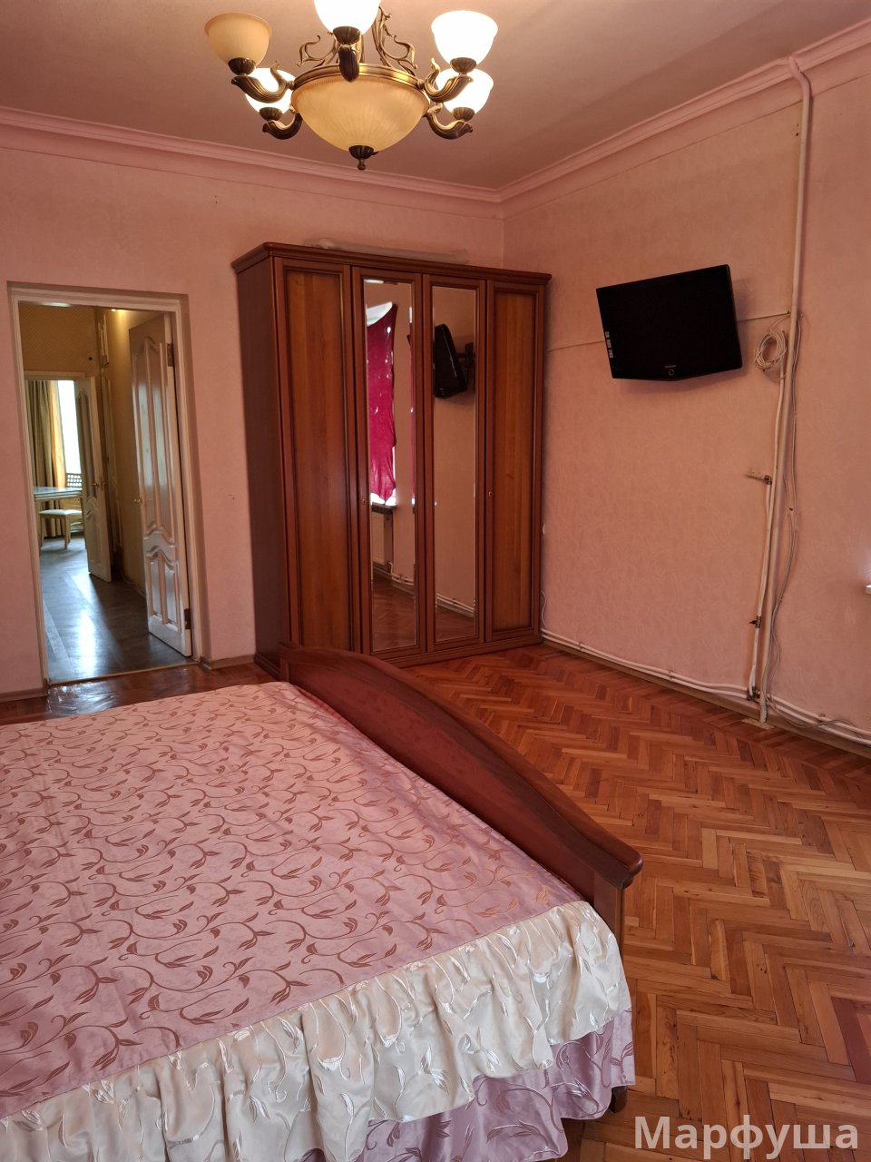 Продам 4 комнатную квартиру, сталинку с АО  в центре Луганска