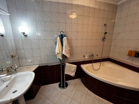 Продам 3- к квартиру в центре Луганска 4