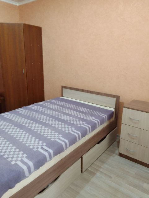 Сдам в Луганске отдельную комнату в 3ком.квартире кв.Заречный в другой комнате живёт женщина-квартирантка.