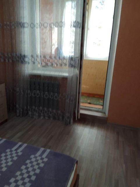 Сдам в Луганске отдельную комнату в 3ком.квартире кв.Заречный в другой комнате живёт женщина-квартирантка.