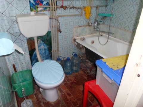 Сдам за 22т.р. Тёплую с Автономным отоплением – у Вас будет тепло и экономно в Луганске на востоке район Маш. института кв. Жукова7, 3/5эт,  2 ком. квартиру. 5