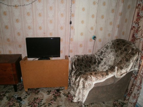 Сдам дёшево на востоке Луганска 2 комн.кв.,кв. Левченко д.13. 5