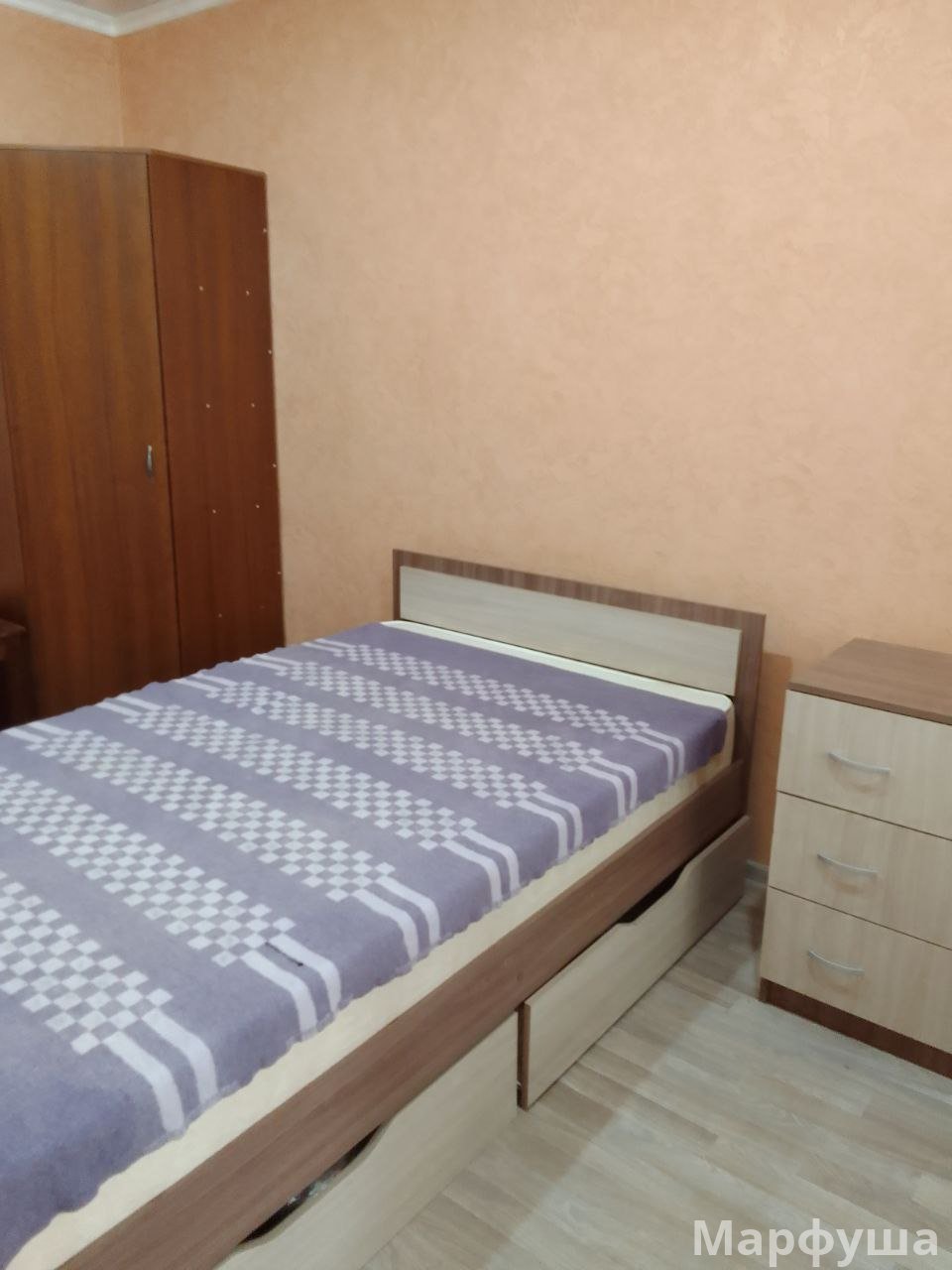 Сдам в Луганске отдельную комнату в 3ком.квартире кв.Заречный в другой комнате живёт женщина-квартирантка.