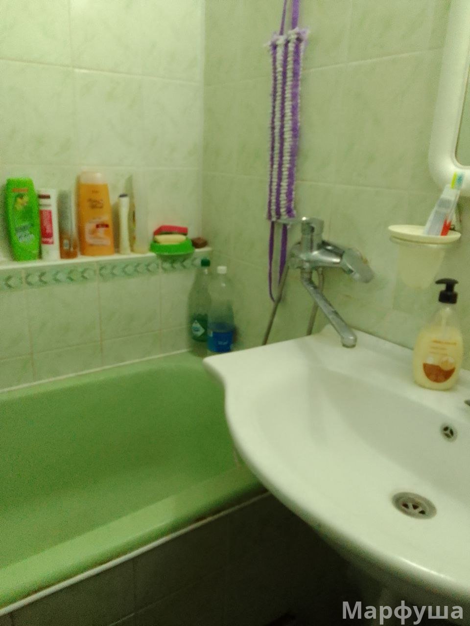 Сдам в Луганске отдельную комнату в 3ком.квартире кв.Заречный в другой комнате живёт женщина-квартирантка.