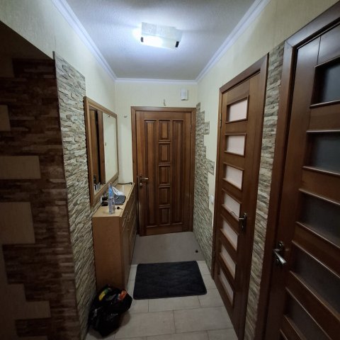 Сдам 3-х комн.квартиру на вост.кв-лах:кв Комарова 3/5-эт,в р-не строительного маг.Перестройка и строительного маг.Империя. 9