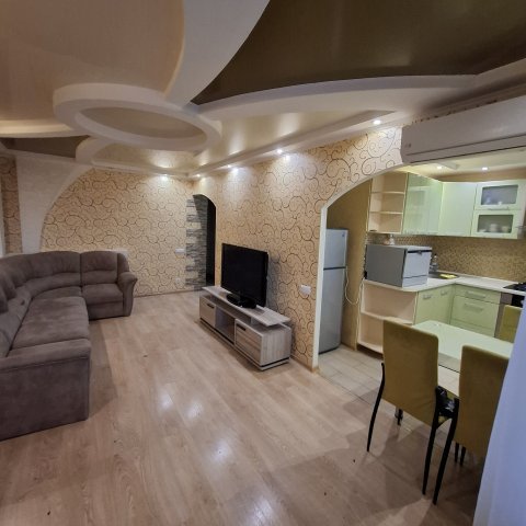 Сдам 3-х комн.квартиру на вост.кв-лах:кв Комарова 3/5-эт,в р-не строительного маг.Перестройка и строительного маг.Империя. 8