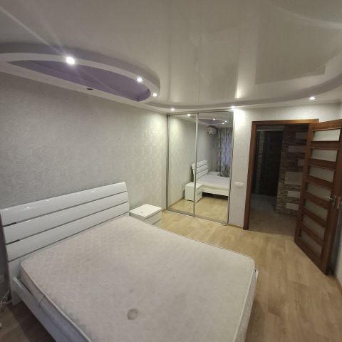 Сдам 3-х комн.квартиру на вост.кв-лах:кв Комарова 3/5-эт,в р-не строительного маг.Перестройка и строительного маг.Империя. 3