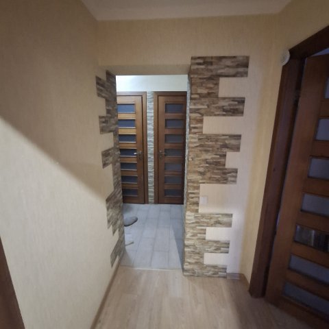 Сдам 3-х комн.квартиру на вост.кв-лах:кв Комарова 3/5-эт,в р-не строительного маг.Перестройка и строительного маг.Империя.