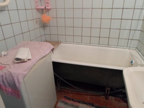 Сдам дёшево за 20т.р.+ ком. услуги на востоке Луганска выше Далевского университета 2 комн. кв., кв. Левченко д.13. 6