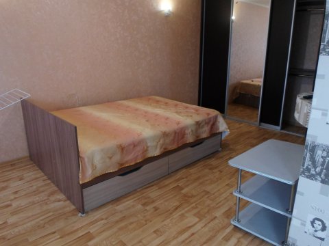 От Хозяина сдам с ремонтом 1комн.кв. студию в Центре-10 мин.пешком от Пед.университета. Квартира находится в кв. Димитрова23. 11