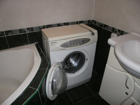 От Хозяина сдам с ремонтом 1комн.кв. студию в Центре-10 мин.пешком от Пед.университета. Квартира находится в кв. Димитрова23. 7