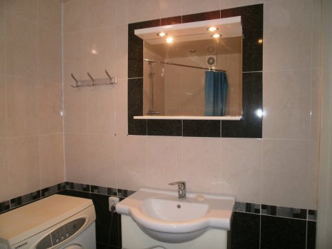 От Хозяина сдам с ремонтом 1комн.кв. студию в Центре-10 мин.пешком от Пед.университета. Квартира находится в кв. Димитрова23. 4