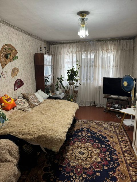 Продам недорого 2-х комн.квартиру на кв Шевченко 5/5-эт,в р-не т/ц Аврора и остановки Таксопарка и парка Щорса.