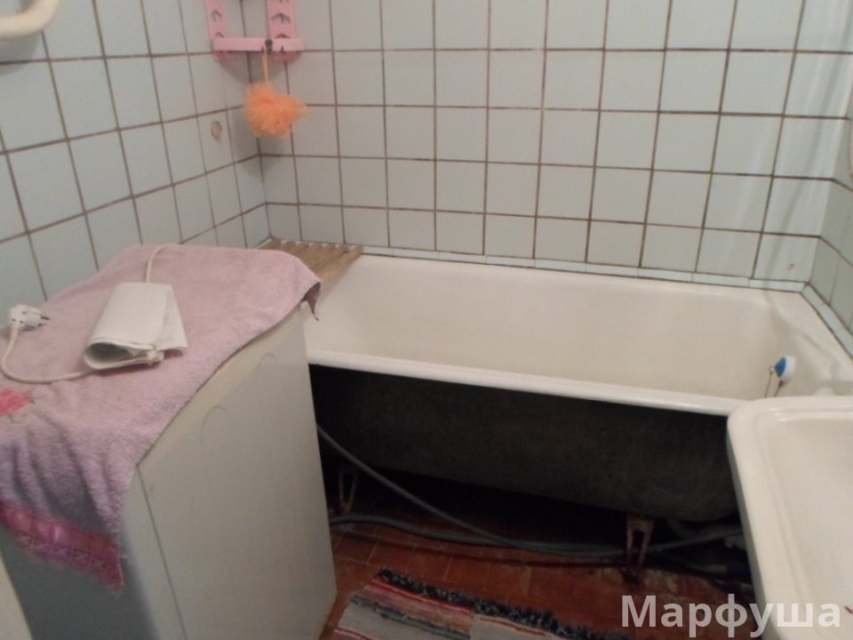 Сдам дёшево за 20т.р.+ ком. услуги на востоке Луганска выше Далевского университета 2 комн. кв., кв. Левченко д.13.