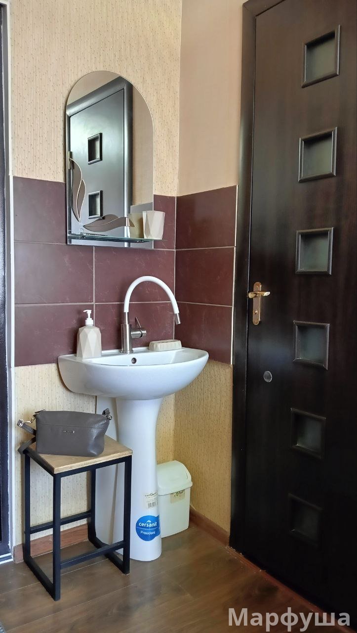 ‎ От хозяина!!! Сдам небольшую квартиру , удобное расположение на кв. Жукова, прямо напротив университета им. Даля, в доме где находится Sushimi.